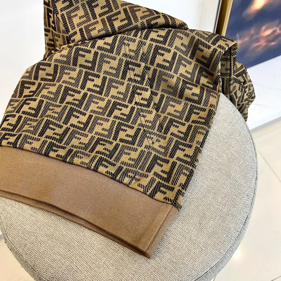 Fend芬迪、2025秋冬新品连帽卫衣，以品牌标志性双F图案铺陈棕色系底色，演绎经典与潮流的完美融合。连