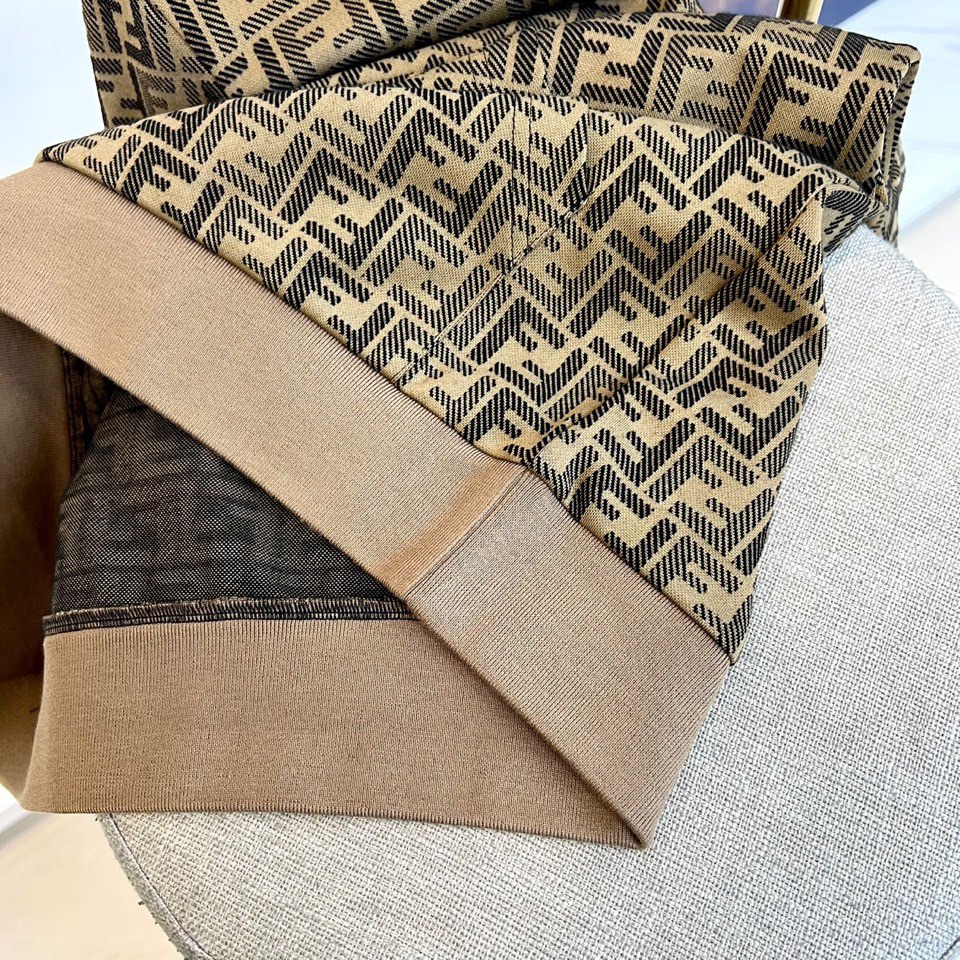 Fend芬迪、2025秋冬新品连帽卫衣，以品牌标志性双F图案铺陈棕色系底色，演绎经典与潮流的完美融合。连