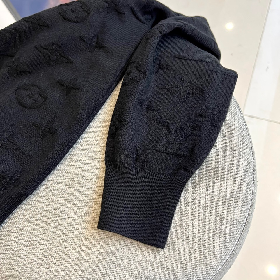 1v威登、2025秋冬新品毛衣，以品牌标志性的Monogram压纹图案覆盖全身，将经典基因与现代设计完美