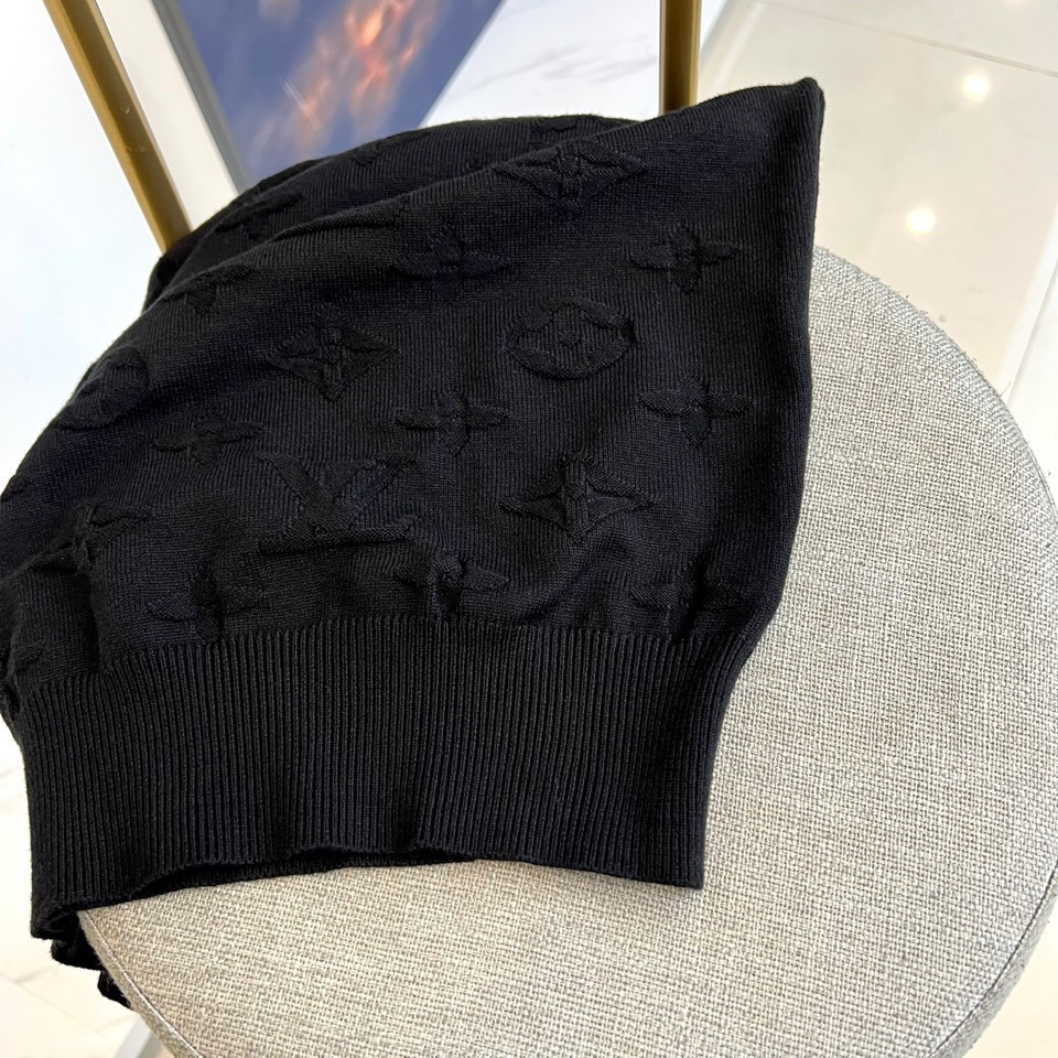 1v威登、2025秋冬新品毛衣，以品牌标志性的Monogram压纹图案覆盖全身，将经典基因与现代设计完美