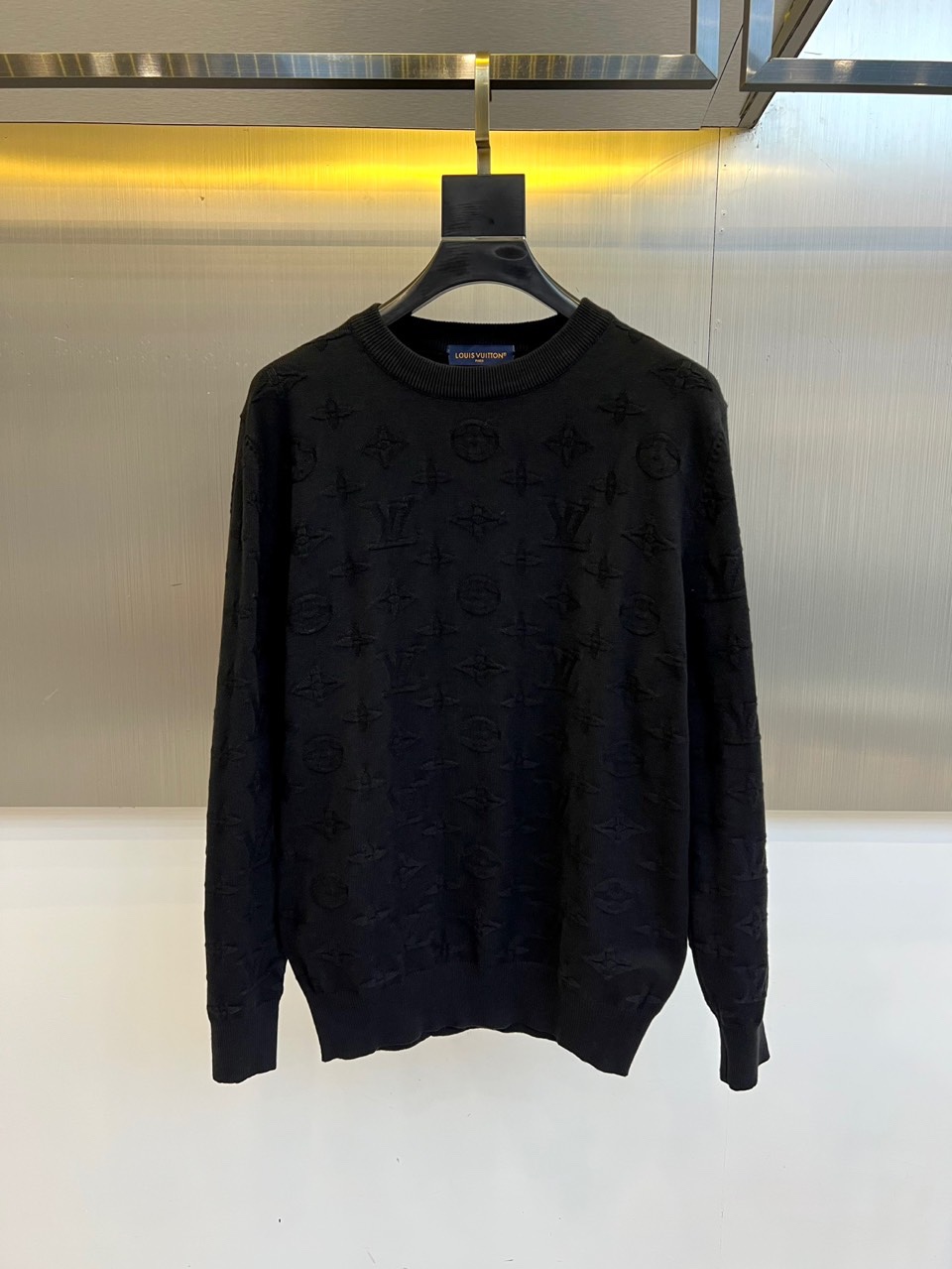 1v威登、2025秋冬新品毛衣，以品牌标志性的Monogram压纹图案覆盖全身，将经典基因与现代设计完美