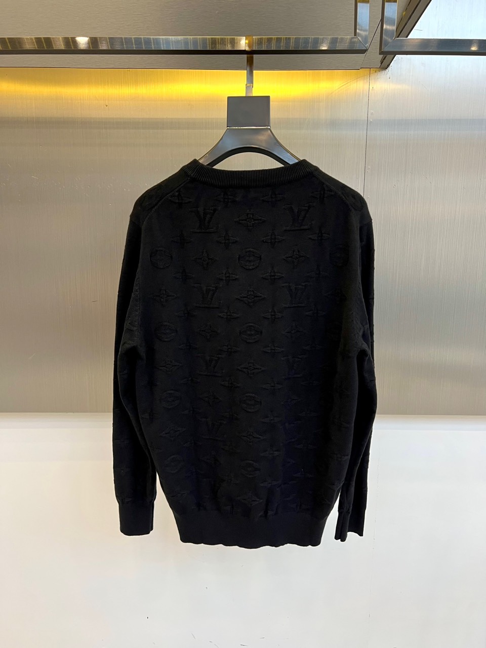 1v威登、2025秋冬新品毛衣，以品牌标志性的Monogram压纹图案覆盖全身，将经典基因与现代设计完美