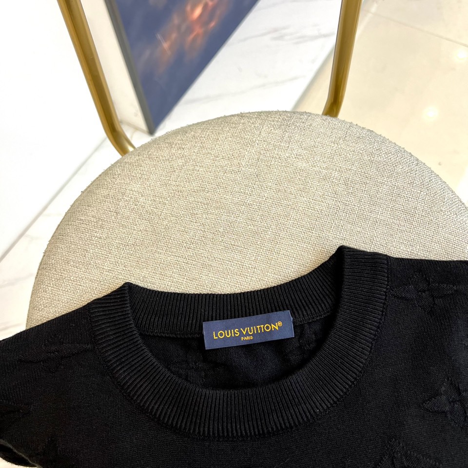 1v威登、2025秋冬新品毛衣，以品牌标志性的Monogram压纹图案覆盖全身，将经典基因与现代设计完美