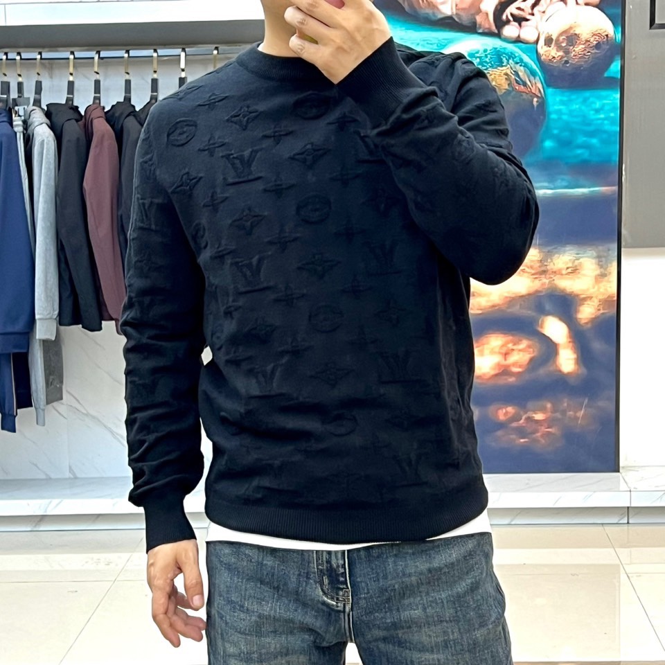 1v威登、2025秋冬新品毛衣，以品牌标志性的Monogram压纹图案覆盖全身，将经典基因与现代设计完美