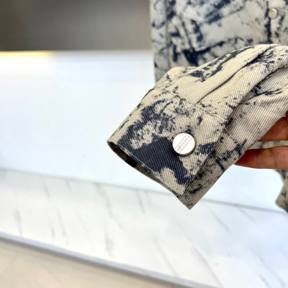 Maison Margiela 2025秋冬新品米白色泼墨艺术衬衫，以解构主义美学重塑经典单品。宽松廓形