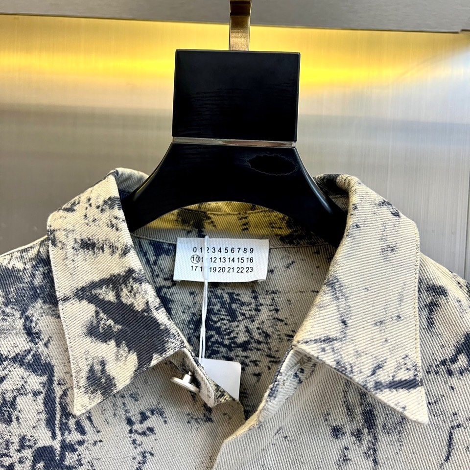 Maison Margiela 2025秋冬新品米白色泼墨艺术衬衫，以解构主义美学重塑经典单品。宽松廓形