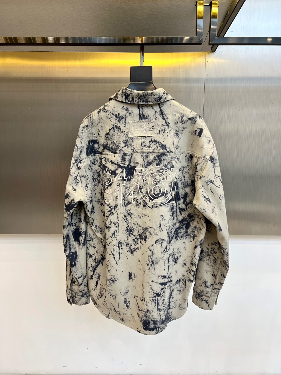 Maison Margiela 2025秋冬新品米白色泼墨艺术衬衫，以解构主义美学重塑经典单品。宽松廓形