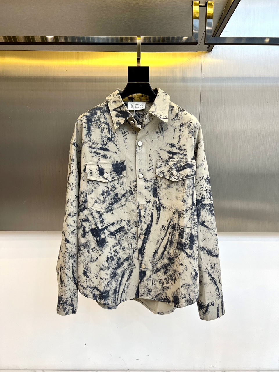 Maison Margiela 2025秋冬新品米白色泼墨艺术衬衫，以解构主义美学重塑经典单品。宽松廓形