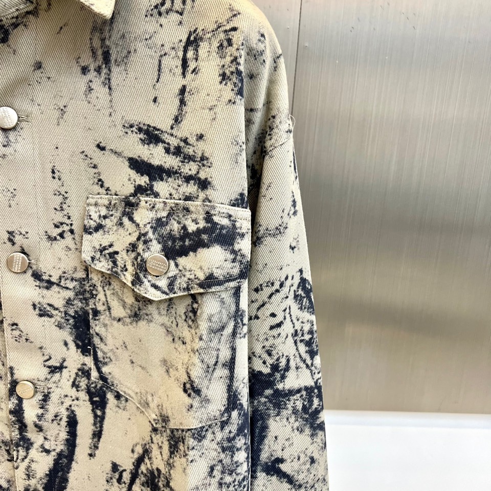 Maison Margiela 2025秋冬新品米白色泼墨艺术衬衫，以解构主义美学重塑经典单品。宽松廓形