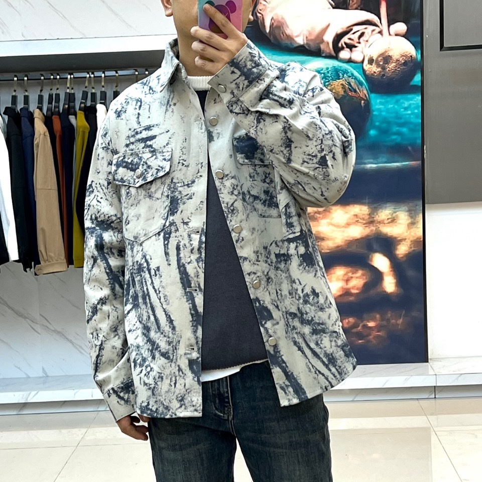 Maison Margiela 2025秋冬新品米白色泼墨艺术衬衫，以解构主义美学重塑经典单品。宽松廓形