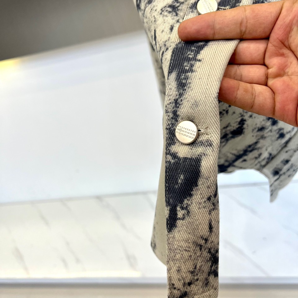 Maison Margiela 2025秋冬新品米白色泼墨艺术衬衫，以解构主义美学重塑经典单品。宽松廓形