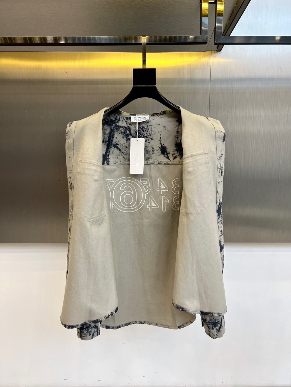 Maison Margiela 2025秋冬新品米白色泼墨艺术衬衫，以解构主义美学重塑经典单品。宽松廓形