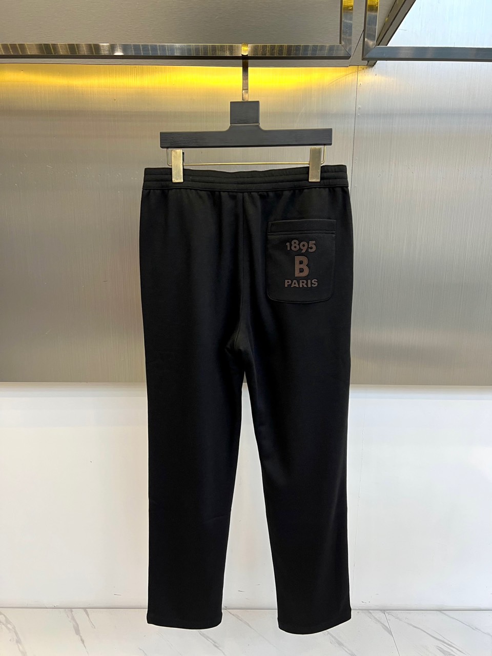 BERLUTI 布鲁提、2025秋冬新品休闲长裤，以1895年巴黎工坊的传承精神演绎现代慵懒美学。这款长