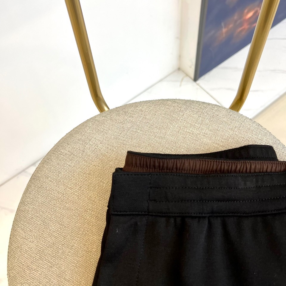 BERLUTI 布鲁提、2025秋冬新品休闲长裤，以1895年巴黎工坊的传承精神演绎现代慵懒美学。这款长