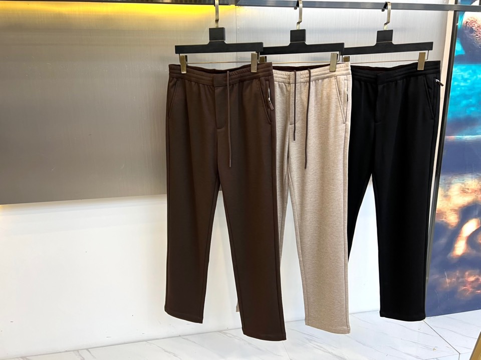 BERLUTI 布鲁提、2025秋冬新品休闲长裤，以1895年巴黎工坊的传承精神演绎现代慵懒美学。这款长