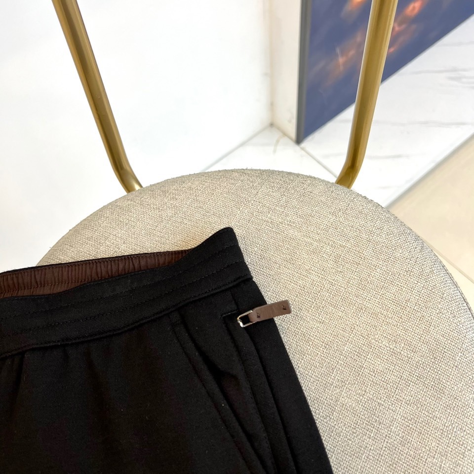 BERLUTI 布鲁提、2025秋冬新品休闲长裤，以1895年巴黎工坊的传承精神演绎现代慵懒美学。这款长