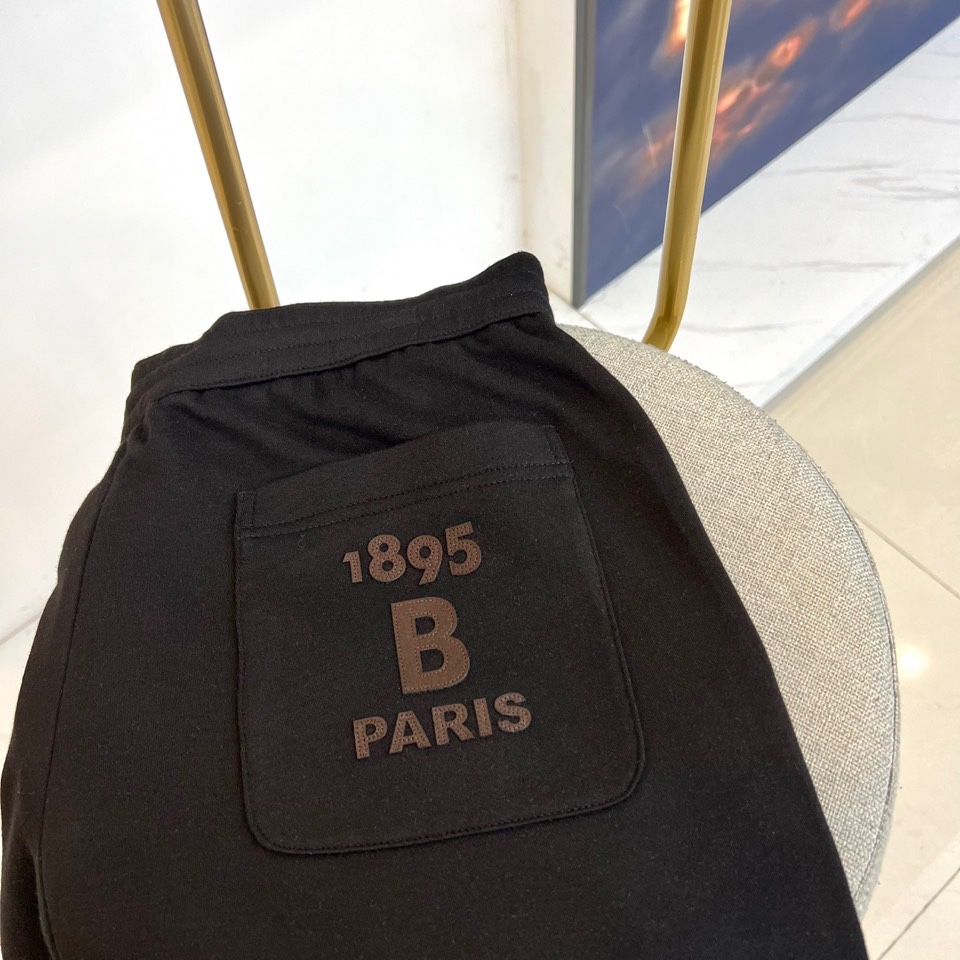 BERLUTI 布鲁提、2025秋冬新品休闲长裤，以1895年巴黎工坊的传承精神演绎现代慵懒美学。这款长