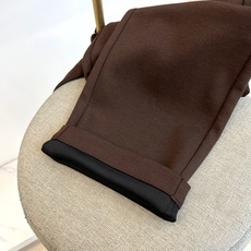 BERLUTI 布鲁提、2025秋冬新品休闲长裤,以1895年巴黎工坊的传承精神演绎现代慵懒美学。这款长 BERLUTI 布鲁提、2025秋冬新品休闲长裤,以1895年巴黎工坊的传承精神演绎现代慵懒美学。这款长