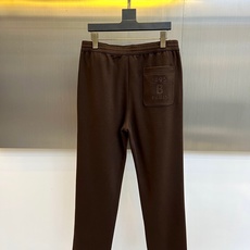 BERLUTI 布鲁提、2025秋冬新品休闲长裤,以1895年巴黎工坊的传承精神演绎现代慵懒美学。这款长 BERLUTI 布鲁提、2025秋冬新品休闲长裤,以1895年巴黎工坊的传承精神演绎现代慵懒美学。这款长