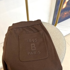 BERLUTI 布鲁提、2025秋冬新品休闲长裤,以1895年巴黎工坊的传承精神演绎现代慵懒美学。这款长 BERLUTI 布鲁提、2025秋冬新品休闲长裤,以1895年巴黎工坊的传承精神演绎现代慵懒美学。这款长