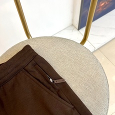 BERLUTI 布鲁提、2025秋冬新品休闲长裤,以1895年巴黎工坊的传承精神演绎现代慵懒美学。这款长 BERLUTI 布鲁提、2025秋冬新品休闲长裤,以1895年巴黎工坊的传承精神演绎现代慵懒美学。这款长