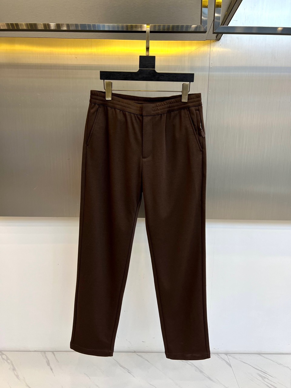 BERLUTI 布鲁提、2025秋冬新品休闲长裤，以1895年巴黎工坊的传承精神演绎现代慵懒美学。这款长