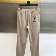 BERLUTI 布鲁提、2025秋冬新品休闲长裤,以1895年巴黎工坊的传承精神演绎现代慵懒美学。这款长 BERLUTI 布鲁提、2025秋冬新品休闲长裤,以1895年巴黎工坊的传承精神演绎现代慵懒美学。这款长