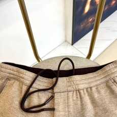 BERLUTI 布鲁提、2025秋冬新品休闲长裤,以1895年巴黎工坊的传承精神演绎现代慵懒美学。这款长 BERLUTI 布鲁提、2025秋冬新品休闲长裤,以1895年巴黎工坊的传承精神演绎现代慵懒美学。这款长