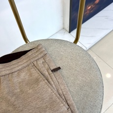 BERLUTI 布鲁提、2025秋冬新品休闲长裤,以1895年巴黎工坊的传承精神演绎现代慵懒美学。这款长 BERLUTI 布鲁提、2025秋冬新品休闲长裤,以1895年巴黎工坊的传承精神演绎现代慵懒美学。这款长