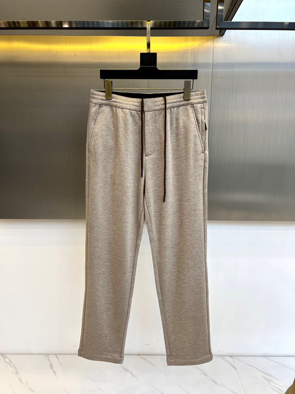 BERLUTI 布鲁提、2025秋冬新品休闲长裤，以1895年巴黎工坊的传承精神演绎现代慵懒美学。这款长