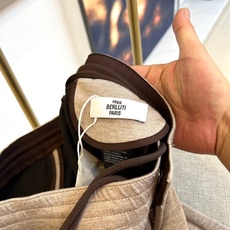 BERLUTI 布鲁提、2025秋冬新品休闲长裤,以1895年巴黎工坊的传承精神演绎现代慵懒美学。这款长 BERLUTI 布鲁提、2025秋冬新品休闲长裤,以1895年巴黎工坊的传承精神演绎现代慵懒美学。这款长