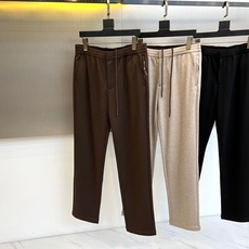 BERLUTI 布鲁提、2025秋冬新品休闲长裤,以1895年巴黎工坊的传承精神演绎现代慵懒美学。这款长 BERLUTI 布鲁提、2025秋冬新品休闲长裤,以1895年巴黎工坊的传承精神演绎现代慵懒美学。这款长