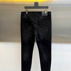 Zegna杰尼亚、2025秋冬新品黑色牛仔裤,以简约设计诠释现代奢华美学。这款牛仔裤采用修身剪裁设计,后 Zegna杰尼亚、2025秋冬新品黑色牛仔裤,以简约设计诠释现代奢华美学。这款牛仔裤采用修身剪裁设计,后
