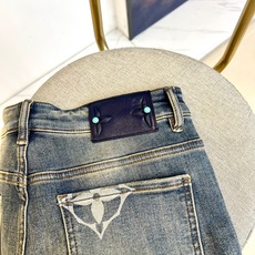 1v威登、2025秋冬新品牛仔裤,以经典蓝灰色水洗牛仔布打造,面料质感细腻且富有弹性,凸显低调奢华的复古 1v威登、2025秋冬新品牛仔裤,以经典蓝灰色水洗牛仔布打造,面料质感细腻且富有弹性,凸显低调奢华的复古