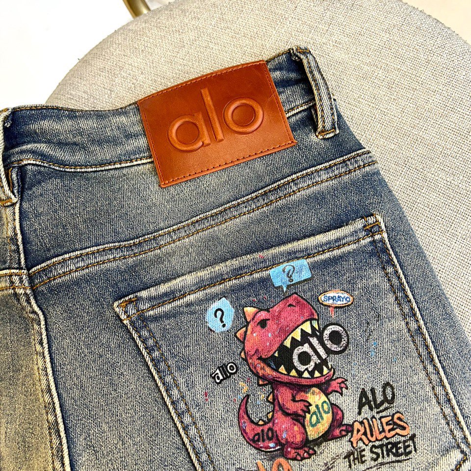 Alo-2025秋冬新品牛仔裤，以复古蓝水洗牛仔布打造，面料带有细腻的做旧痕迹，延续经典牛仔质感的同时注