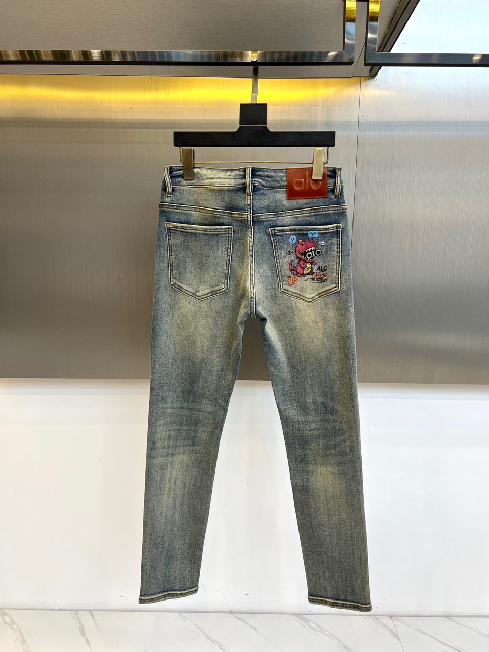 Alo-2025秋冬新品牛仔裤，以复古蓝水洗牛仔布打造，面料带有细腻的做旧痕迹，延续经典牛仔质感的同时注