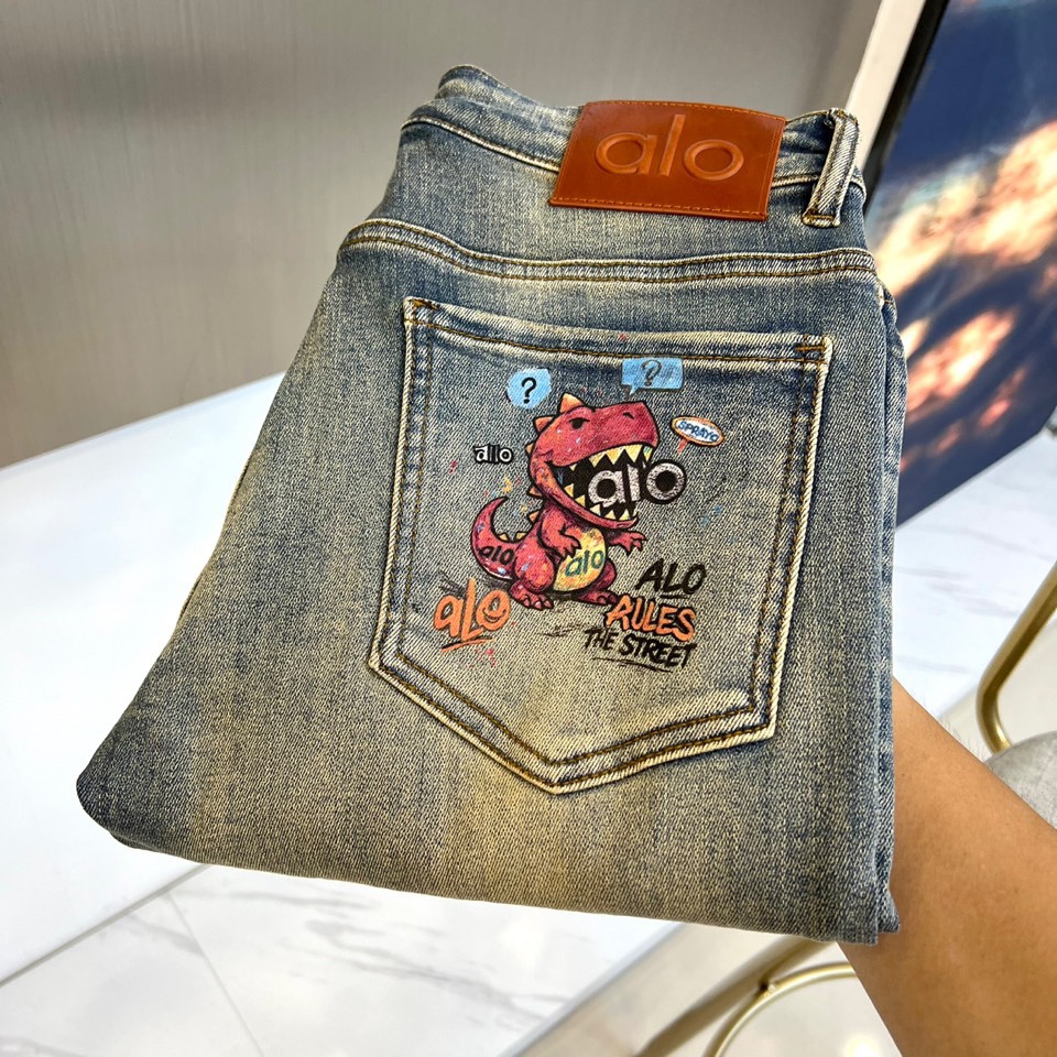 Alo-2025秋冬新品牛仔裤，以复古蓝水洗牛仔布打造，面料带有细腻的做旧痕迹，延续经典牛仔质感的同时注