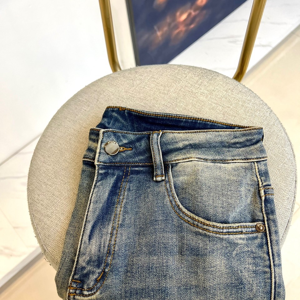 Alo-2025秋冬新品牛仔裤，以复古蓝水洗牛仔布打造，面料带有细腻的做旧痕迹，延续经典牛仔质感的同时注