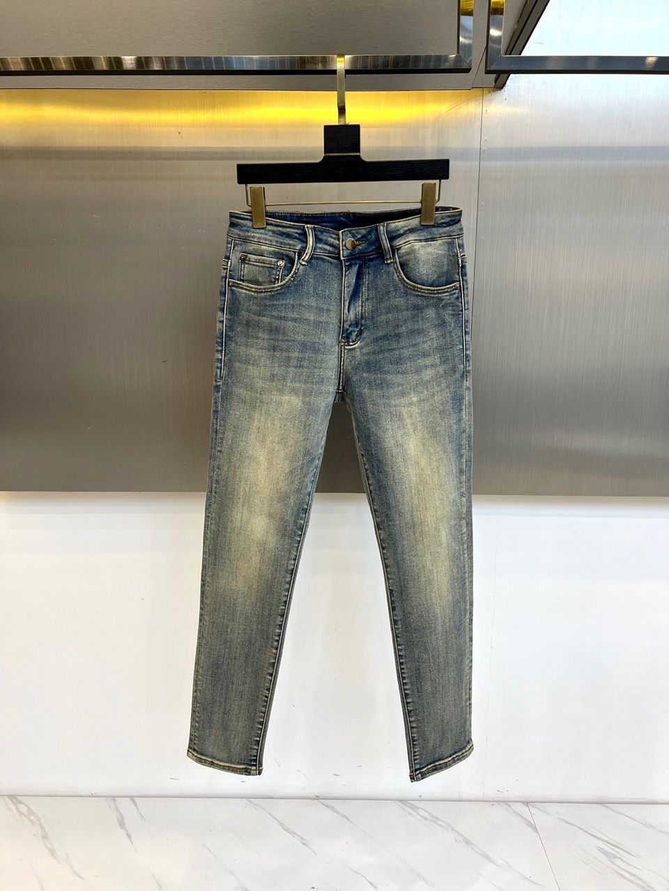 Alo-2025秋冬新品牛仔裤，以复古蓝水洗牛仔布打造，面料带有细腻的做旧痕迹，延续经典牛仔质感的同时注