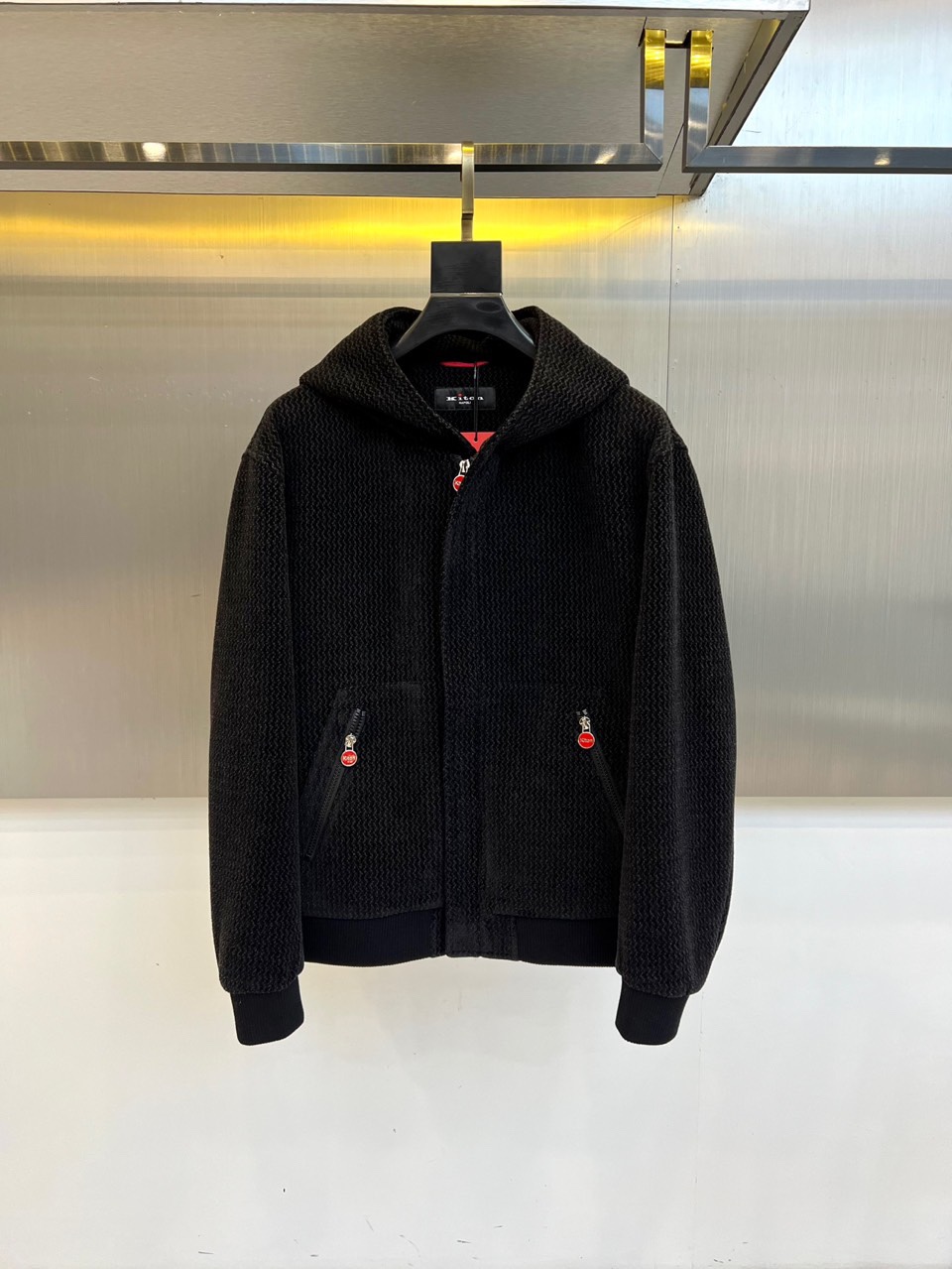 NO:595854,Kiton, 2025s new autumn and winter hooded knitted jacket. The selected jacquard knitted fabric has a unique wavy dark grain texture on the surface, which is warm and thick. Ingenious design details. Hooded style, red zipper puller as the finishing touch. Symmetrical patch pocket on the front, black zipper with red ring zipper puller. Rib knitted cuffs and hem, comfortable and stylish. Hand-stitched by Italian craftsmen (a single piece takes 10 working hours). Patented 'zero restraint' three-dimensional tailoring technology.  Special knitting process creates unique texture 48-56 (model is 173,143 pounds, upper body size 50),,jackets & coats,hats,alexander wang19860909Kiton奇顿、2025s秋冬新品连帽针织夹克 精选提花针织面料表面呈现独特波浪暗纹肌理,温暖厚实 匠心设计细节 连帽款式,红色拉链头点睛设计 前襟对称贴袋,黑色拉链配红色圆环拉链头 袖口与下摆罗纹针织收口,舒适有型 意大利匠人手工缝制（单件耗时10工时） 专利'零束缚'立体剪裁技术 特殊针织工艺打造独特纹理 48-56（模特173,143斤上身50码）,,jackets & coats,hats,alexander wang,Men's clothing