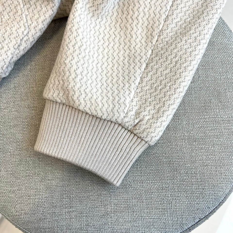 Kiton奇顿、2025s秋冬新品连帽针织夹克▸ 精选提花针织面料：表面呈现独特波浪暗纹肌理，温暖厚实▸