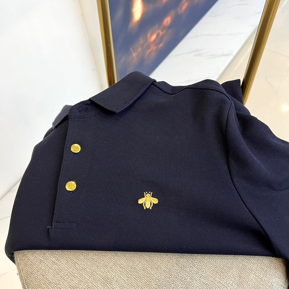 Gucc古驰、2025秋冬新品白色长袖Polo衫，以经典翻领设计演绎意式优雅美学。这款Polo衫采用高品