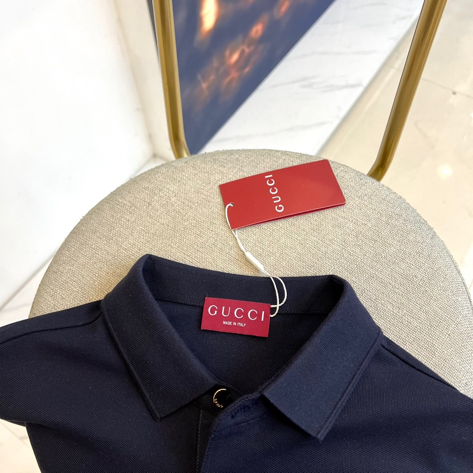 Gucc古驰、2025秋冬新品白色长袖Polo衫，以经典翻领设计演绎意式优雅美学。这款Polo衫采用高品