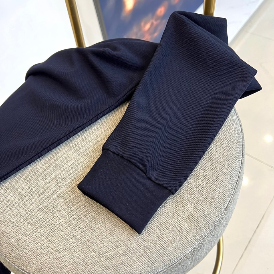 Gucc古驰、2025秋冬新品白色长袖Polo衫，以经典翻领设计演绎意式优雅美学。这款Polo衫采用高品