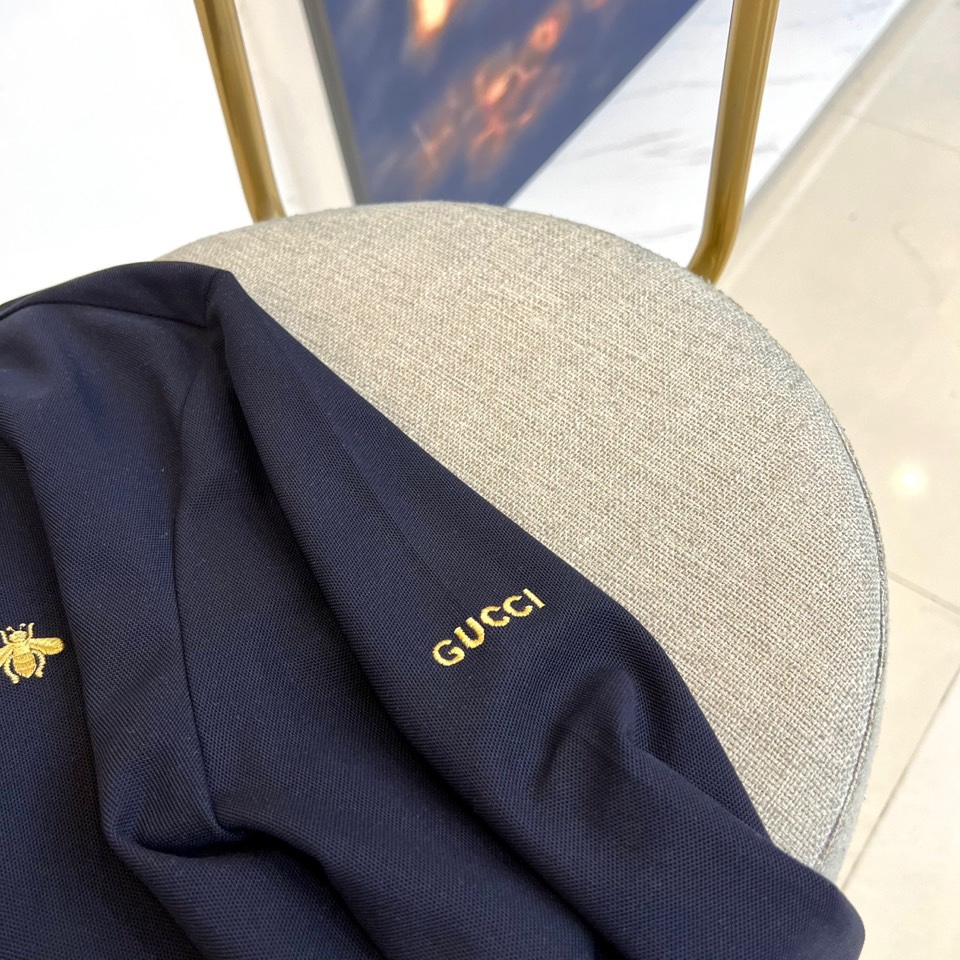 Gucc古驰、2025秋冬新品白色长袖Polo衫，以经典翻领设计演绎意式优雅美学。这款Polo衫采用高品