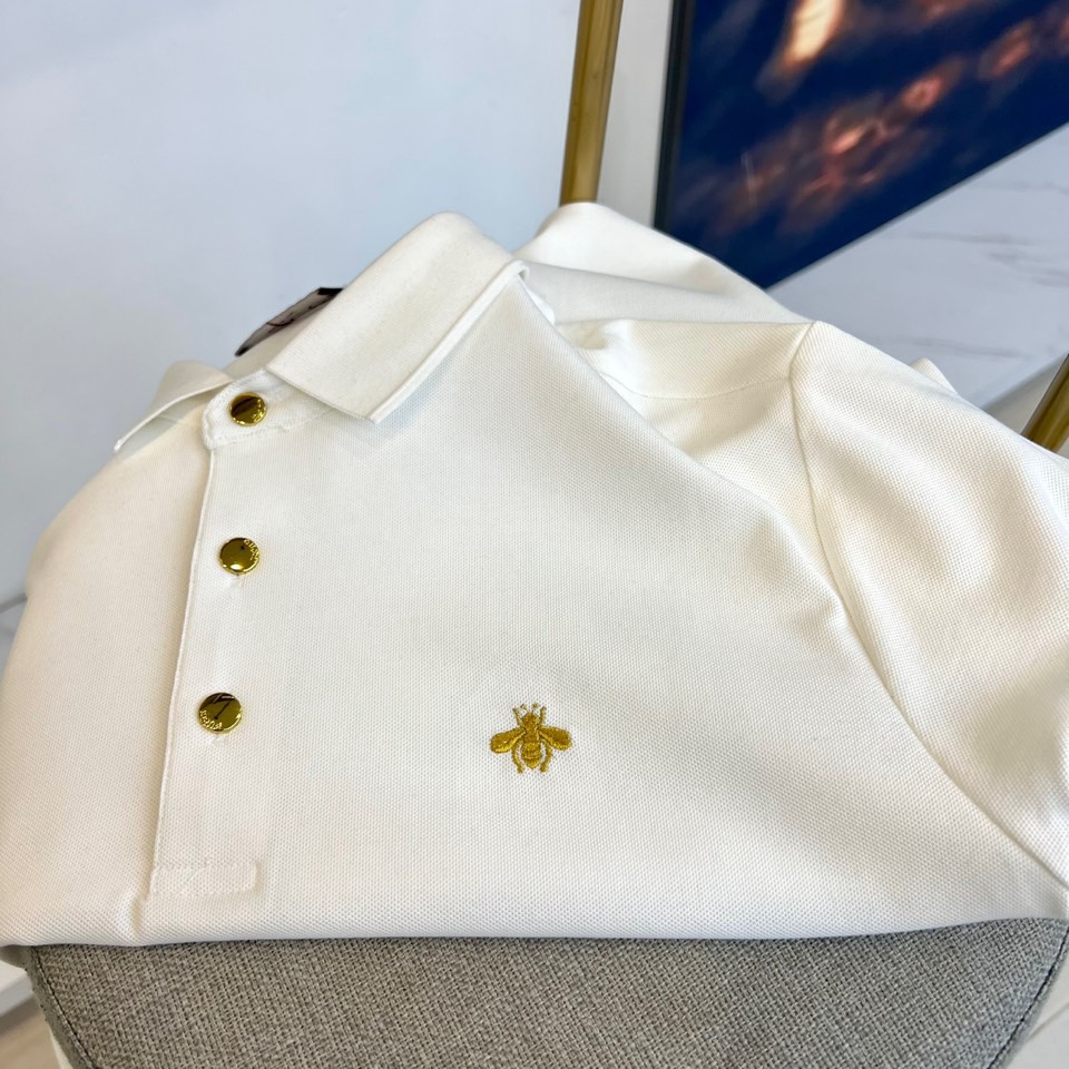 Gucc古驰、2025秋冬新品白色长袖Polo衫，以经典翻领设计演绎意式优雅美学。这款Polo衫采用高品