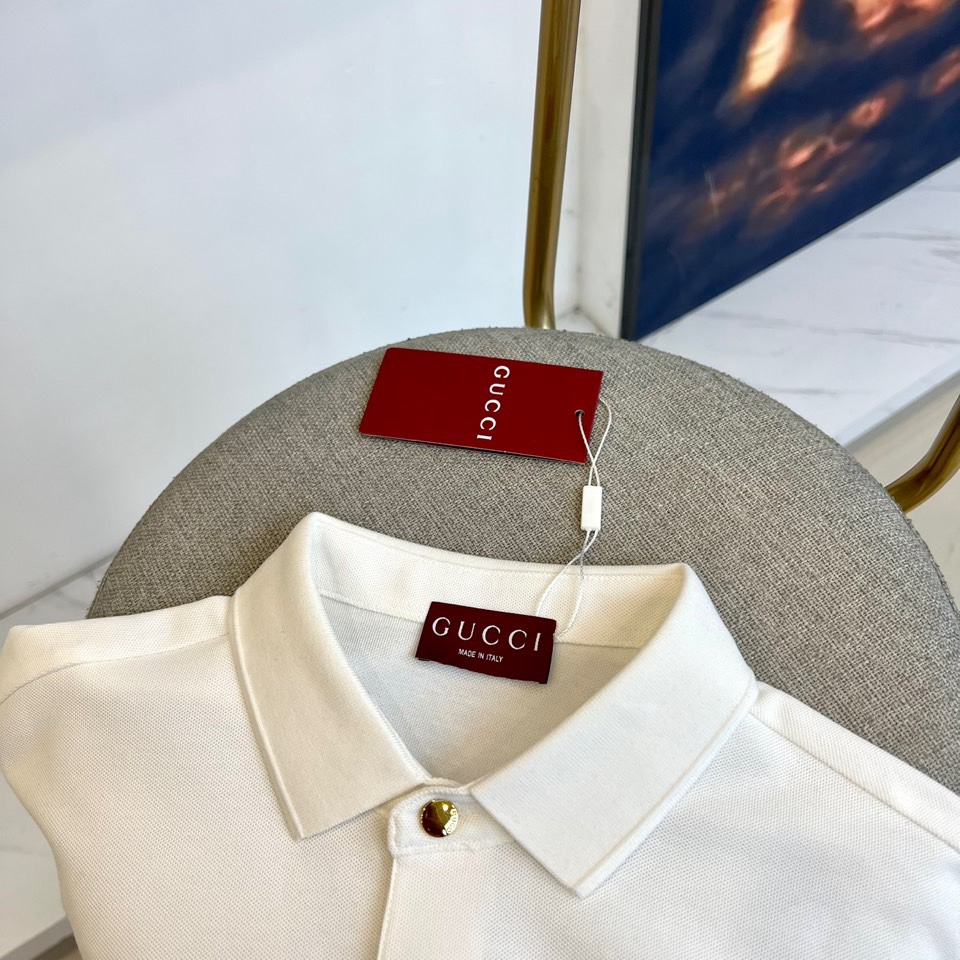 Gucc古驰、2025秋冬新品白色长袖Polo衫，以经典翻领设计演绎意式优雅美学。这款Polo衫采用高品