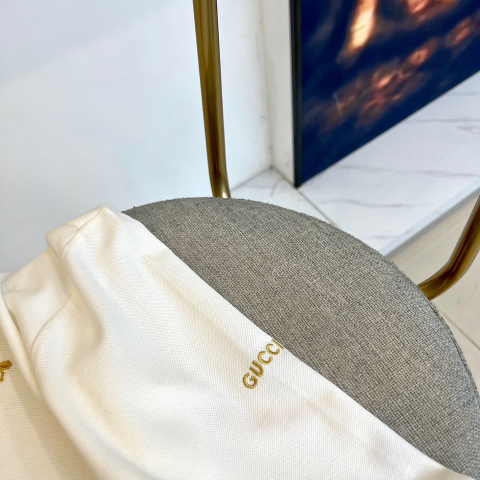Gucc古驰、2025秋冬新品白色长袖Polo衫，以经典翻领设计演绎意式优雅美学。这款Polo衫采用高品