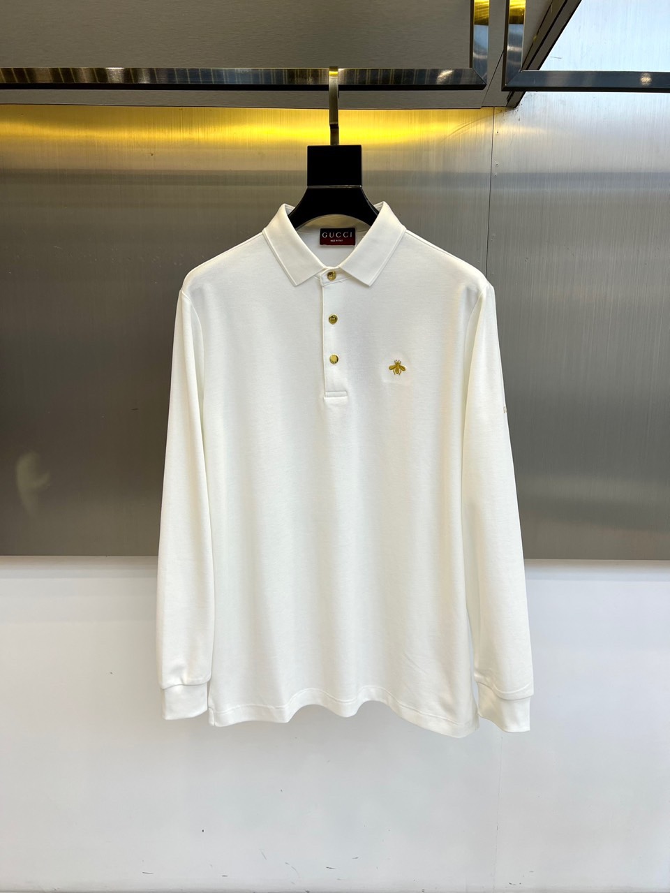 Gucc古驰、2025秋冬新品白色长袖Polo衫，以经典翻领设计演绎意式优雅美学。这款Polo衫采用高品