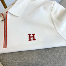 H爱马仕、2025秋冬新品薄绒半拉链翻领长袖上衣,以纯净白色演绎极致简约美学。经典Polo领设计突破传统 H爱马仕、2025秋冬新品薄绒半拉链翻领长袖上衣,以纯净白色演绎极致简约美学。经典Polo领设计突破传统